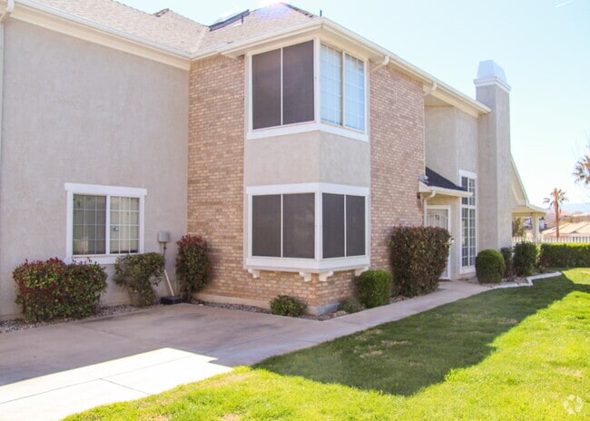 Building Photo - "Spacious 4-Bed, 3-Bath Townhouse Retreat ... Unit 26