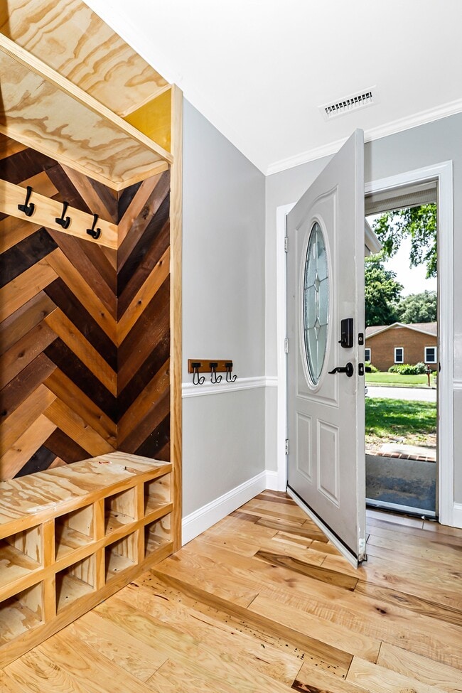 Photo - 2129 Agecroft Rd