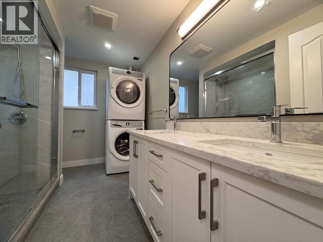 Photo - 6869 Gladstone St