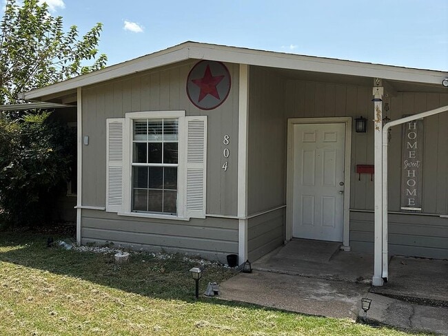 Building Photo - 804 Travis St Rental