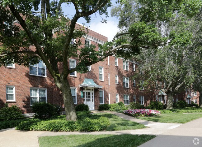 Lyon Village Apts