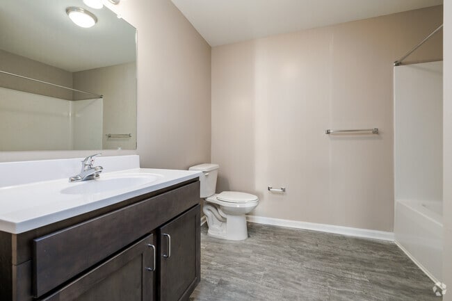 2BR, 1.5BA - 950SF - Bathroom