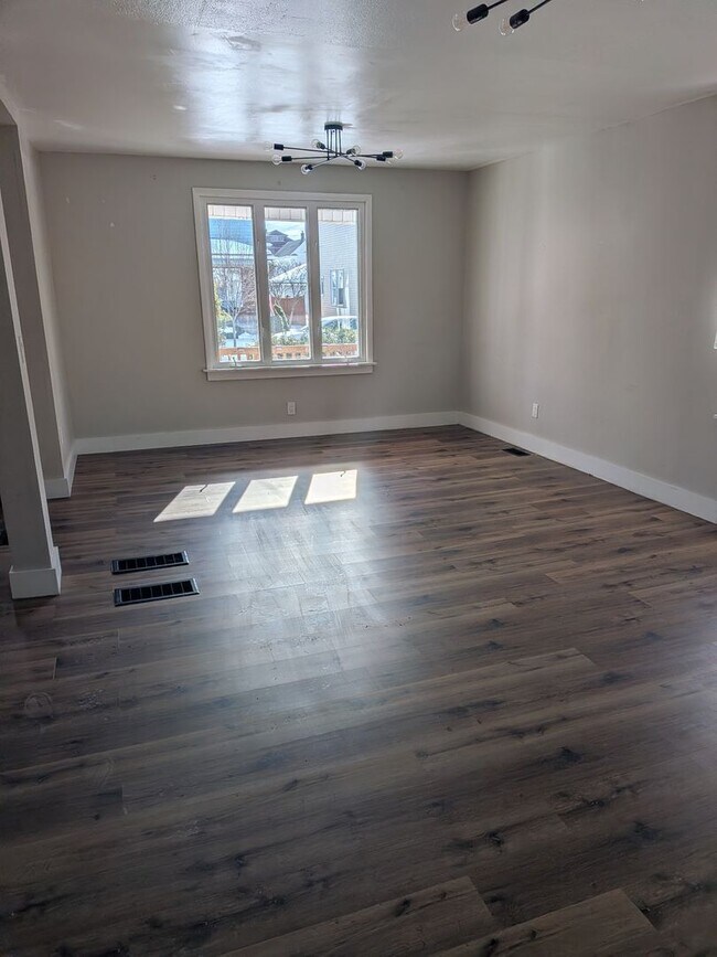 Photo - 1043 Meade Ave Unidad Front (2 )