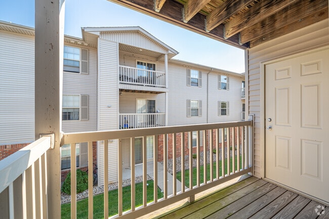 2BR, 2BA - 1,100SF - Balcony
