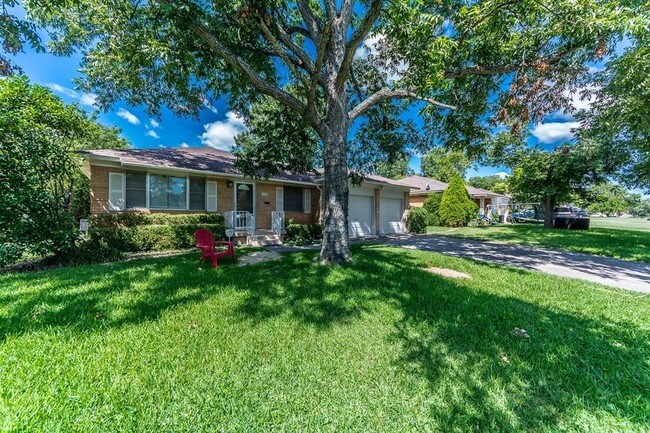 Photo - 2335 Wildoak Dr House