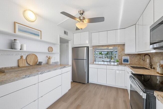 Building Photo - 3111 NE 51st St Unit 202C