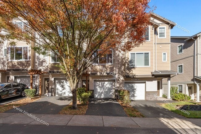 Building Photo - Charming Townhome w/ Fireplace, Balcony & ...
