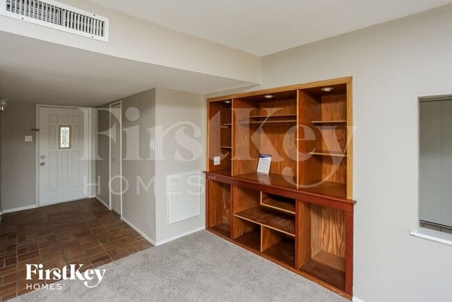 Photo - 2105 Highbury Rd