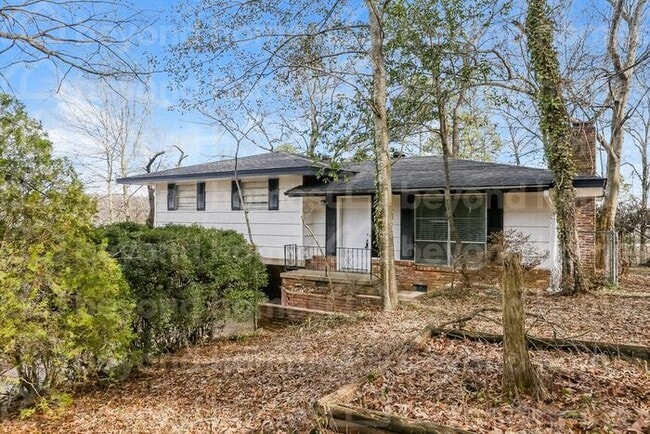 Building Photo - Beautifully renovated home with 3 bedroom ...