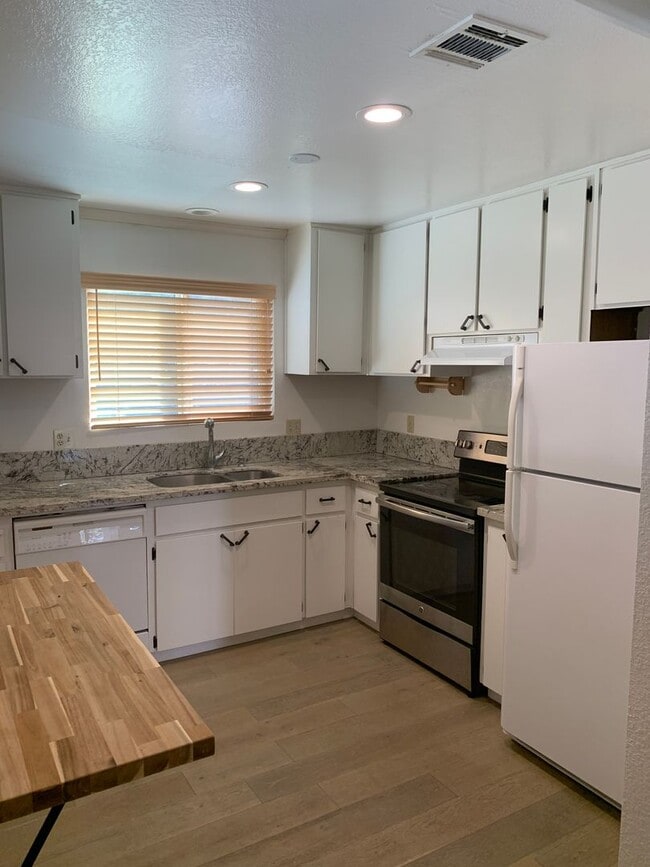 Building Photo - Darling condo in a great community with amenities Unit 171