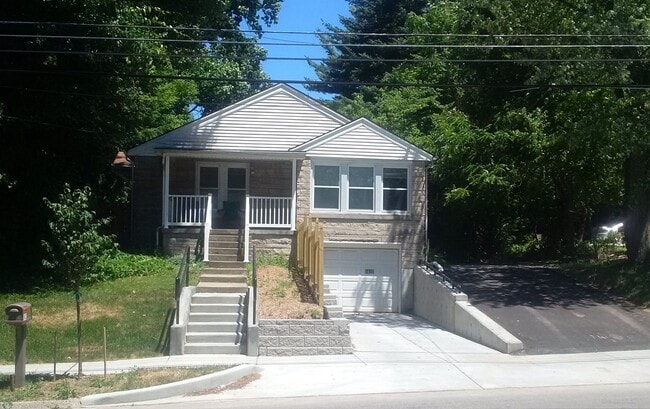 4 BED/2 BA Home close to Assembly Hall! - 4 BED/2 BA Home close to Assembly Hall!