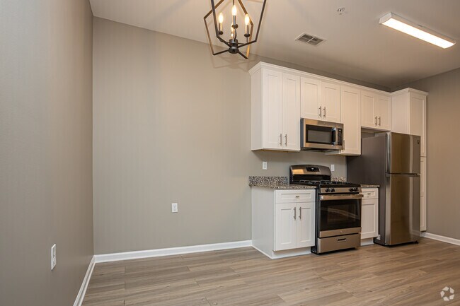 3BR, 2BA - 1,214SF