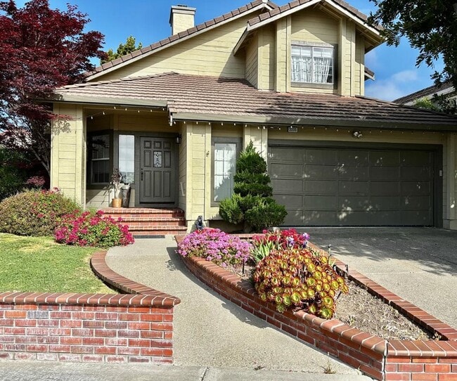 Building Photo - Luxury 4 Bedroom Home with Pool & Spa in Fremont's Desirable Northgate Neighborhood!