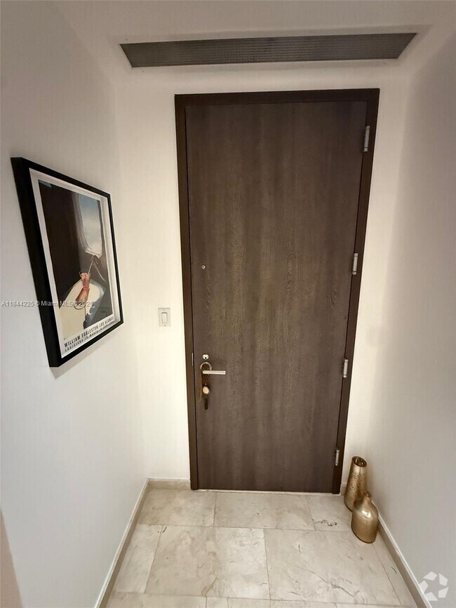 Building Photo - 68 SW 6th St Unit 1809 Rental