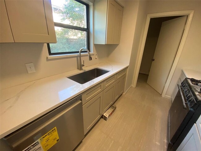 Building Photo - 2222 Mission Hill Dr Rental