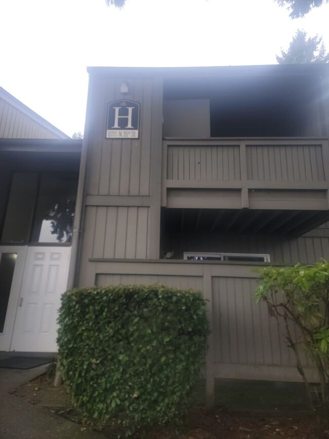 Photo - 2 Bedroom, North Tacoma, $1395 + $100 w/s/g = $1495.00, upper floor apartment