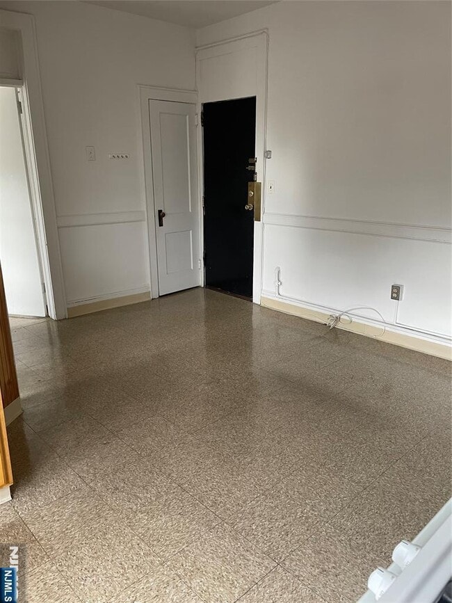 Building Photo - 430 Lexington Ave Unit 9