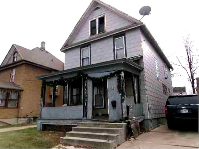 Building Photo - 15 W Iroquois St