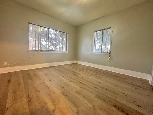 Photo - 1002 W 4th St