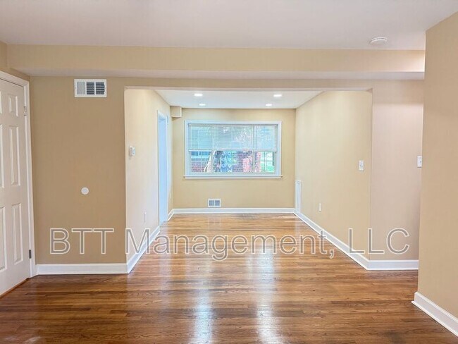 Photo - 8804 Bradford Rd Unidad #1