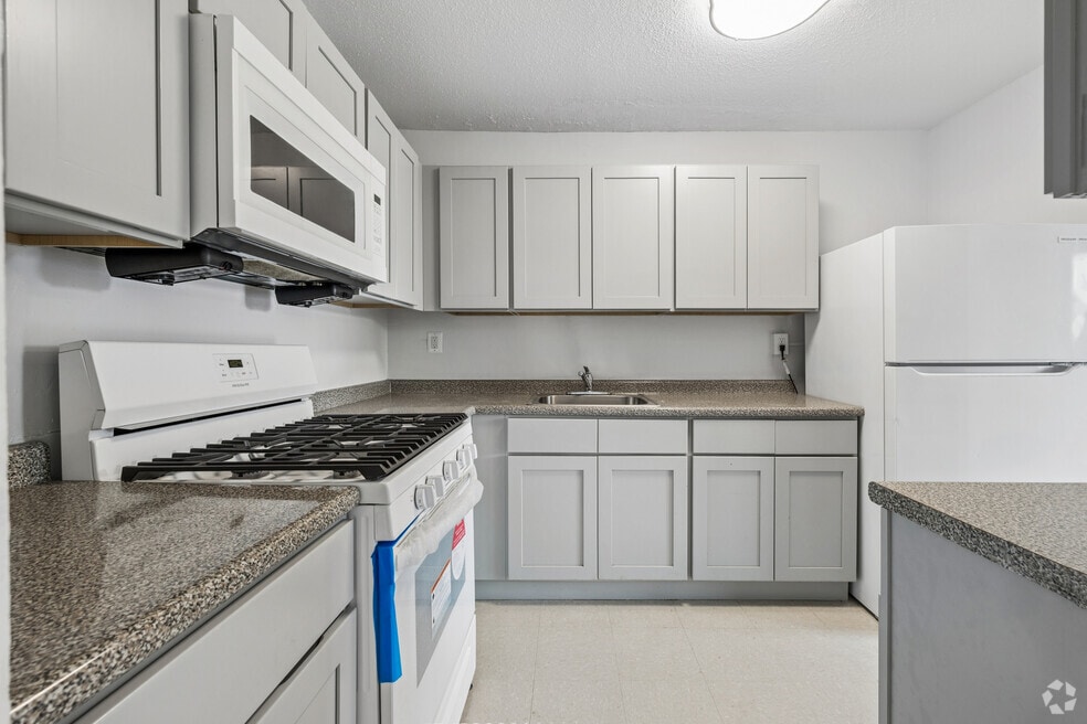 3BR,1.5BA - Kitchen