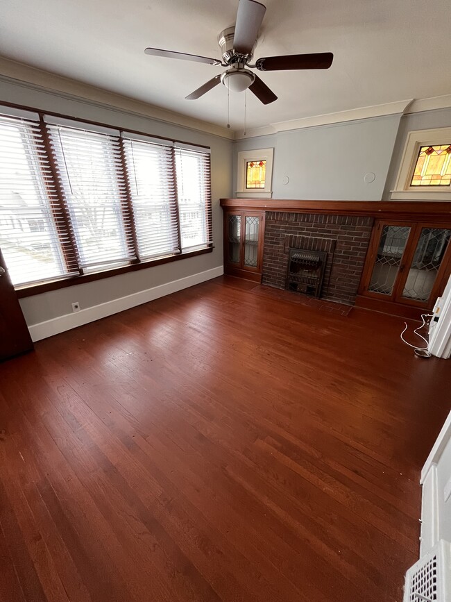 Building Photo - 1333 Beaconsfield Ave Unit 1333