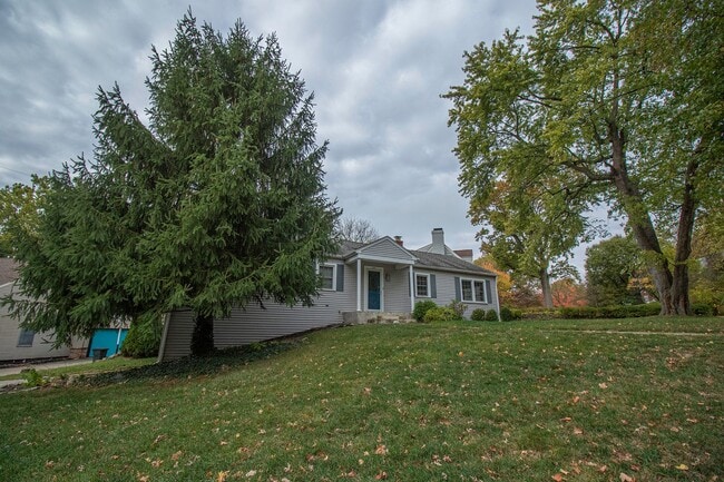 Photo - AVAILABLE AUGUST 15TH, 2026 - CHARMING 4 B...