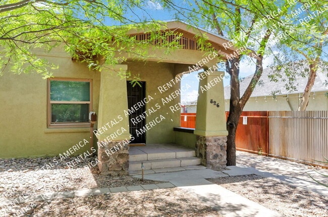 Building Photo - 826 E 6th St Rental