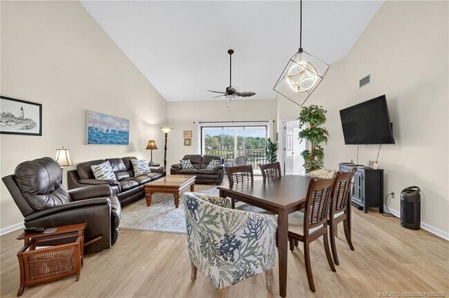 Photo - 6110 SE Martinique Dr Unidad 201