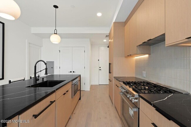 Photo - 139 Christopher Columbus Dr Unidad 305