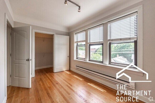 Building Photo - 2329 N Rockwell St Unit C3 Rental
