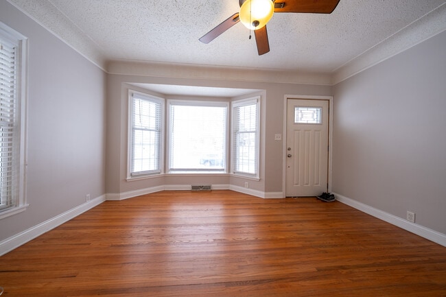 Photo - 3531-2 1/2 2 1/2 St NE