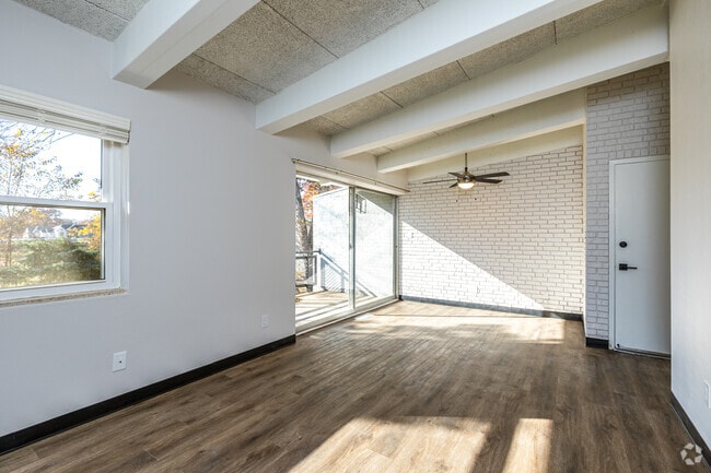 2BR, 1BA - 842 SF
