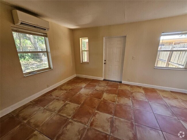 Building Photo - 118 NW 8th Ave Unit REAR Rental