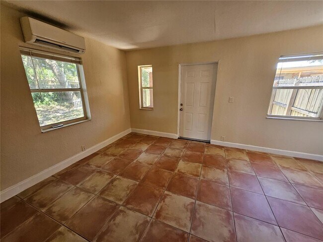 Building Photo - 118 NW 8th Ave Unit REAR Rental