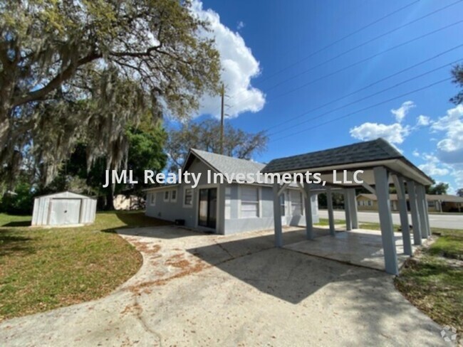 Building Photo - 3 bedroom 2 bath fully renovated home with...