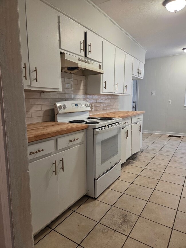 Photo - Spacious 4 Bed/ 2 Bath in North Jackson!