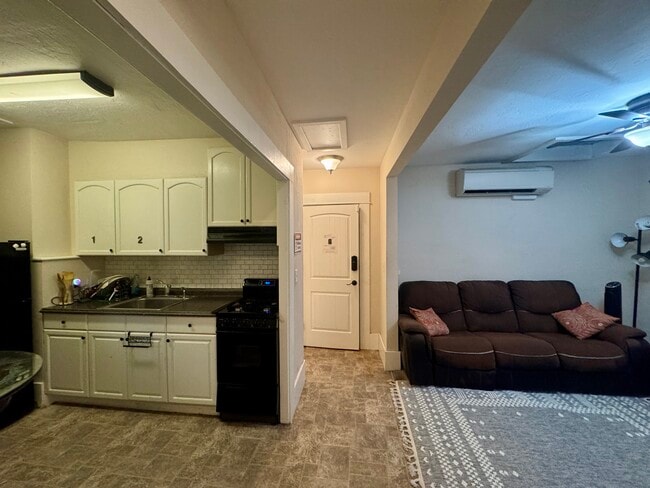 Building Photo - 104 W Fulton St Unit 104-a