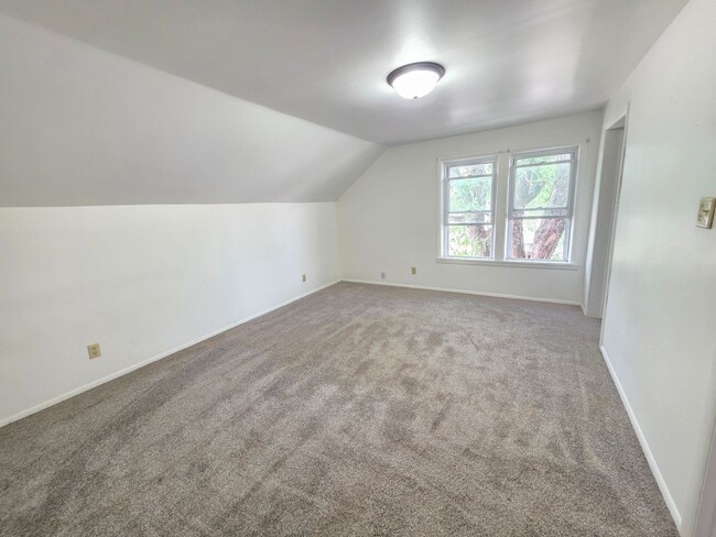 Building Photo - 4 Bed 2 Bath Single Family Home in Wiscons...