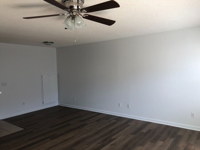 Photo - Foxhill Commons - Fresh Paint and New Flooring Throughout!!!