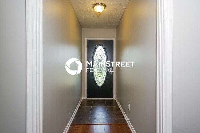 Photo - 3 Bedroom Pet-Friendly Home in Louisville, KY with Main Street Renewal