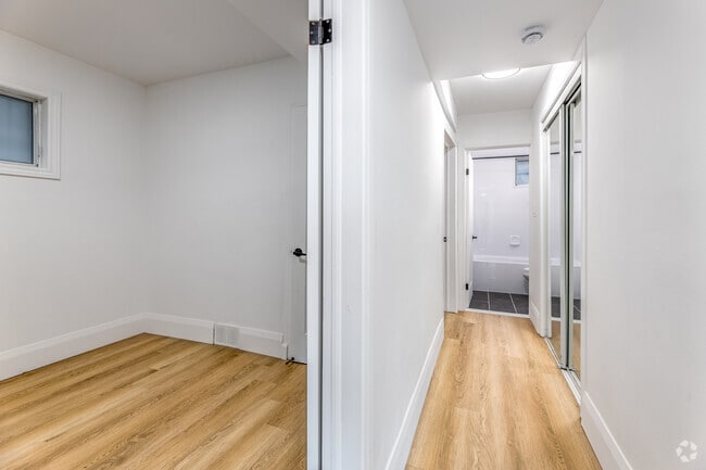 2BR, 1BA - 570SF - Bedroom/Hallway