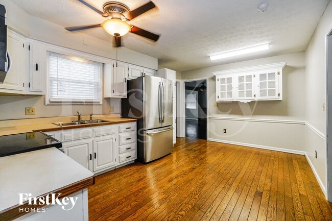 Photo - 284 Bristol Dr SW