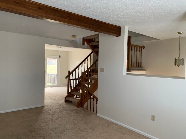 Open floor plan with lots of natural light - 2560 Hawthorne Dr Townhome