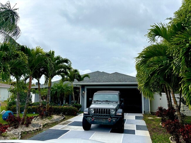 Building Photo - Spacious updated 4/2/2 Home Centrally Located in PSL!