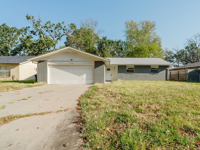 1319 W Forest Dr