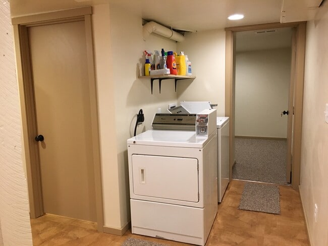 Instalaciones de lavandería con monedas - 323 Eddy Ave Unidad Basement Apt