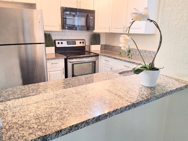 Building Photo - Beautiful Remodeled First Floor 2/2 Condo ... Unit 17