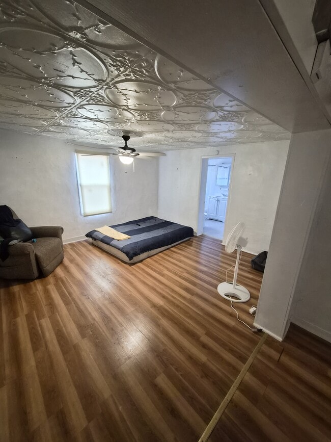 1609 E Main St