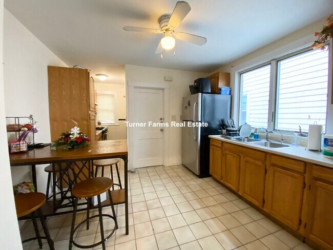 Building Photo - 11 Romsey St Unit 2 Rental